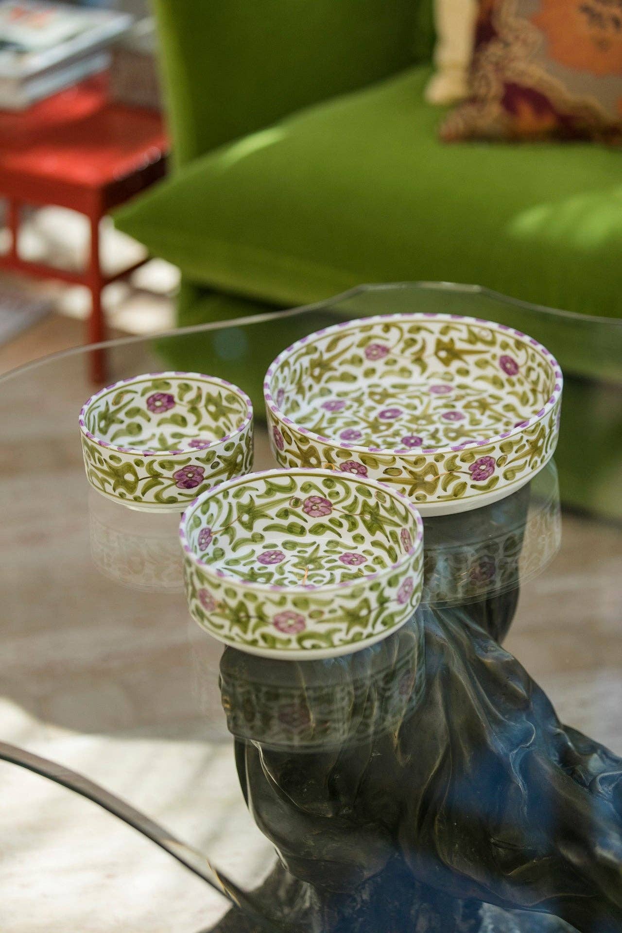 Maroccarpets Poufs and pillows wholesale +31648976894 - Wholesale Decorative Plate/Dish/Bowl - Imane plats de service droits fleurs iris gold4