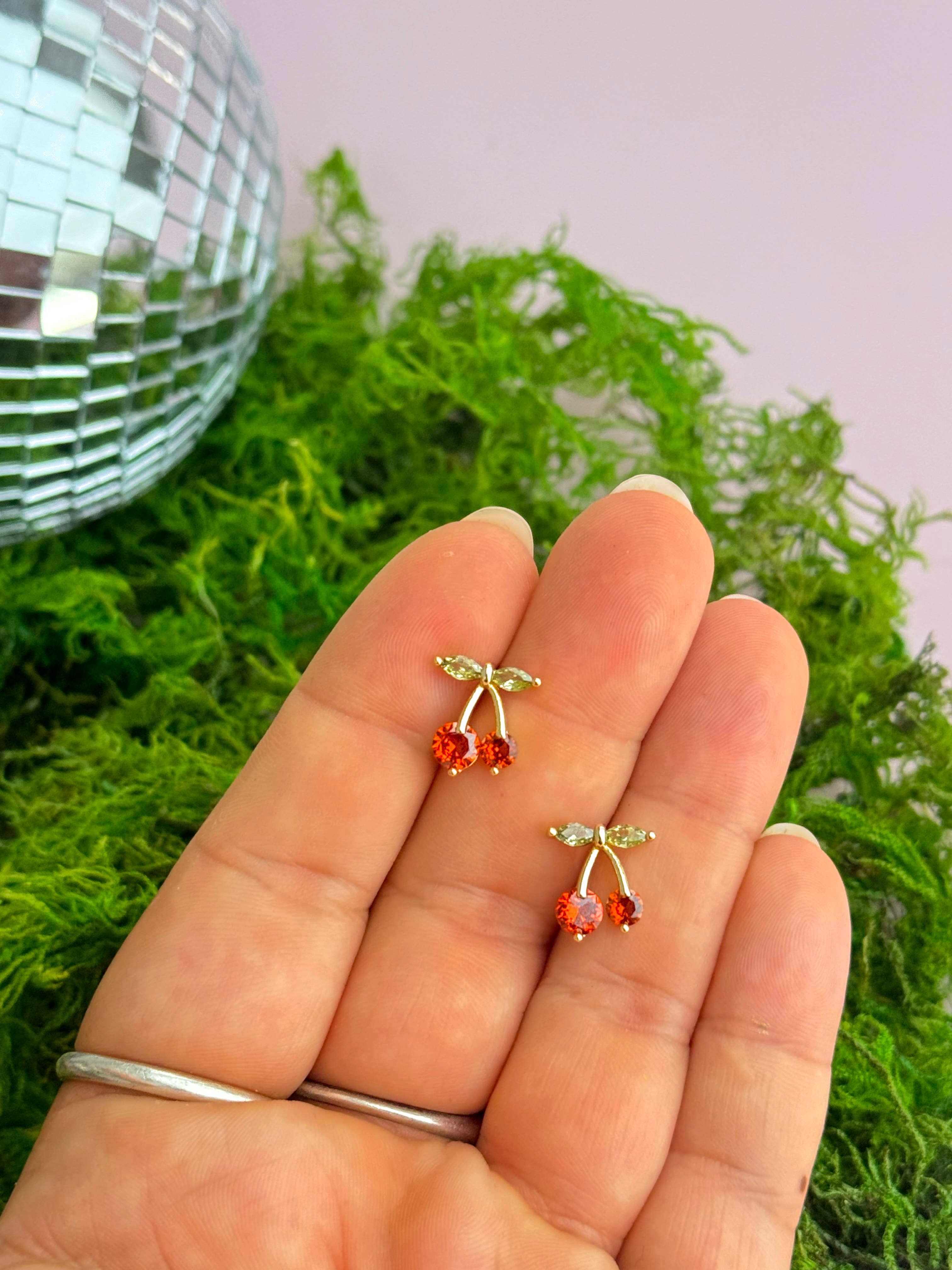 Golden Hour Designs - Vendita all'ingrosso Orecchini a bottone - Orecchini a bottone con gemma di ciliegia, ipoallergenici, a forma di frutta, carini, da donna2