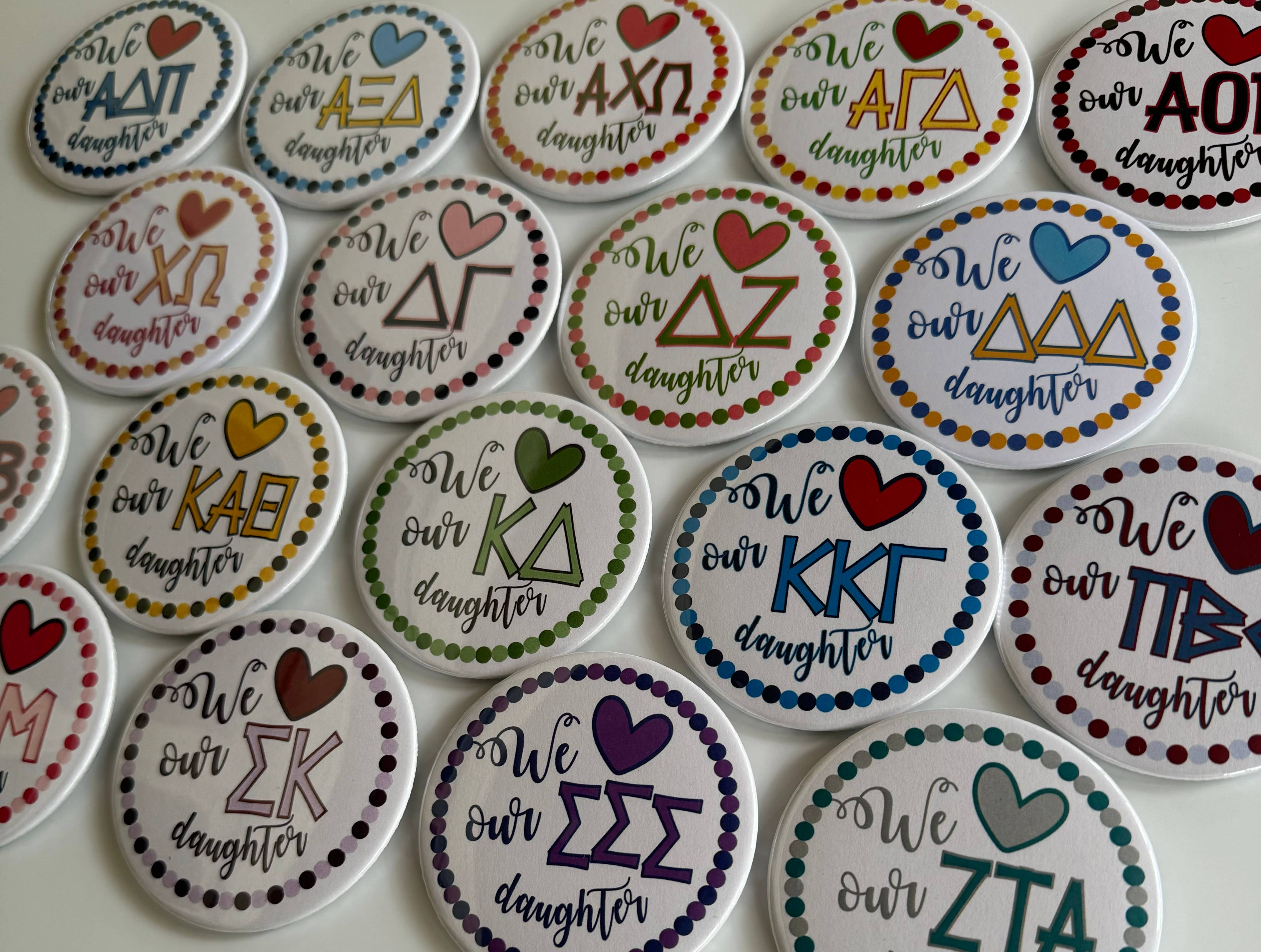 Buttongirl99 – Großhandel Anstecker/Button – 3-Zoll-Knopf „Sorority“, Motiv „Eltern“ /Love Our Daughter2