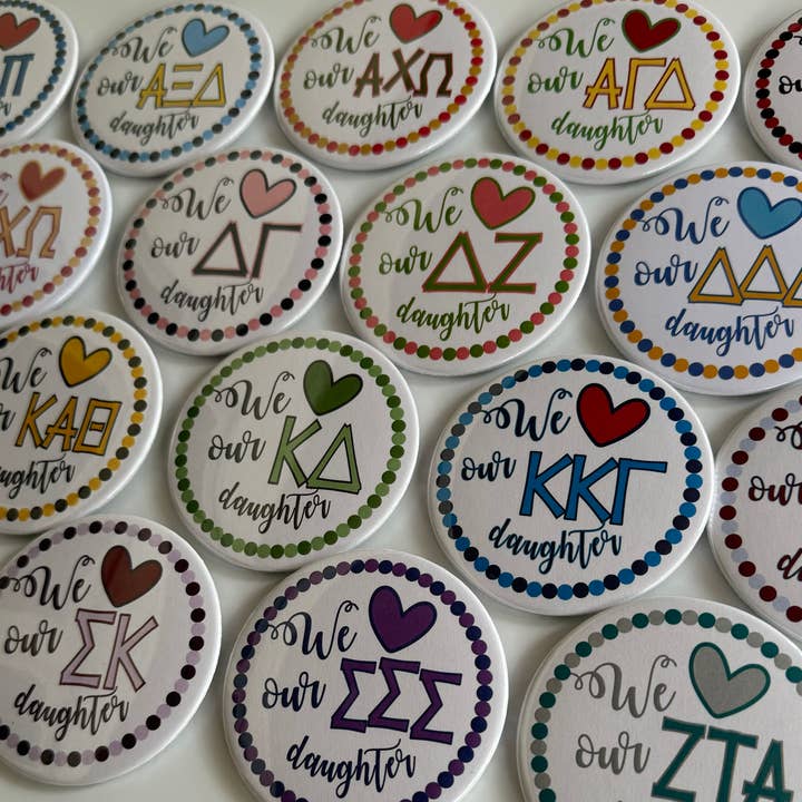 Buttongirl99 – Engroshandel Reversnål/knap – Sorority 3" -knap - Forældreknap/Elsk vores datter2