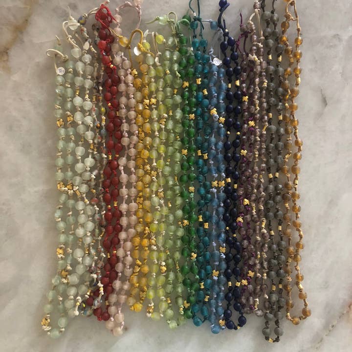 Leren geknoopte ketting van gerecycled glas voor wholesale door Lauren Ferrell Designs
