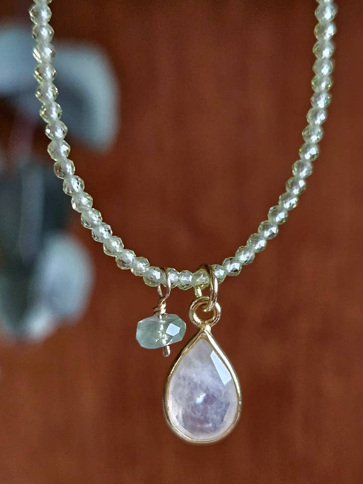 Collana con pietra di luna arcobaleno, peridoto e apatite per la vendita all'ingrosso da parte di KRISTIN FORD Jewelry With Meaning