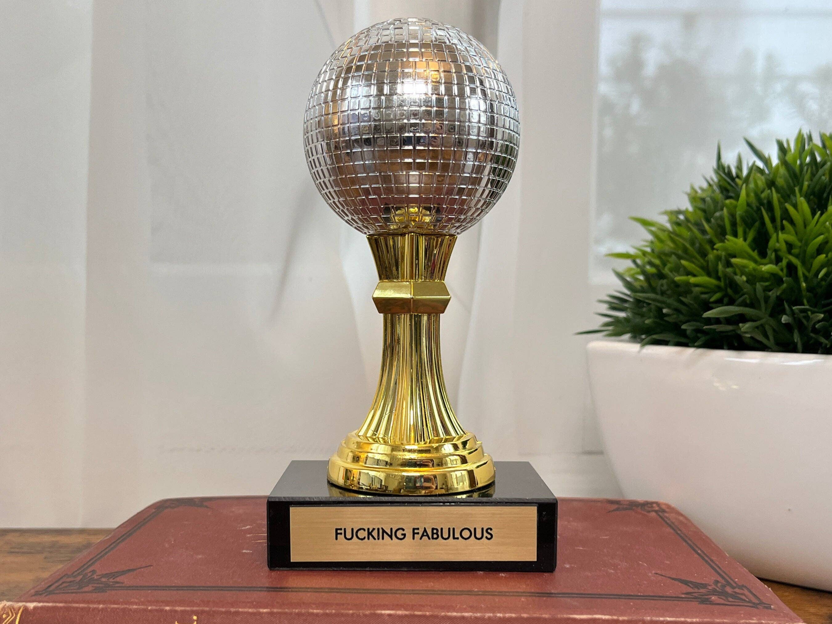 Dash of Sass Studio - Vente Décorations de table - Trophée Fucking Fabulous1