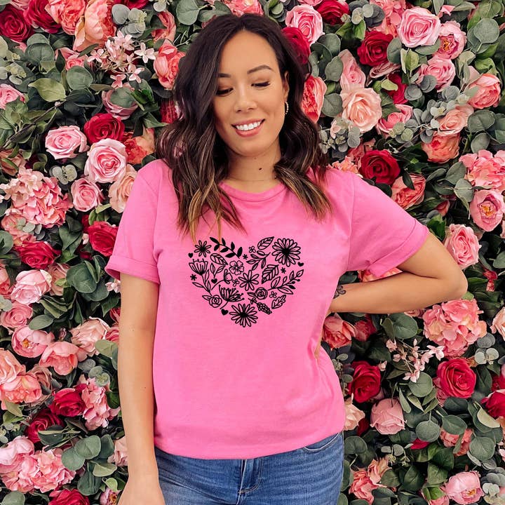 T-shirt graphique en forme de cœur fleuri pour la vente par Words & Wellness