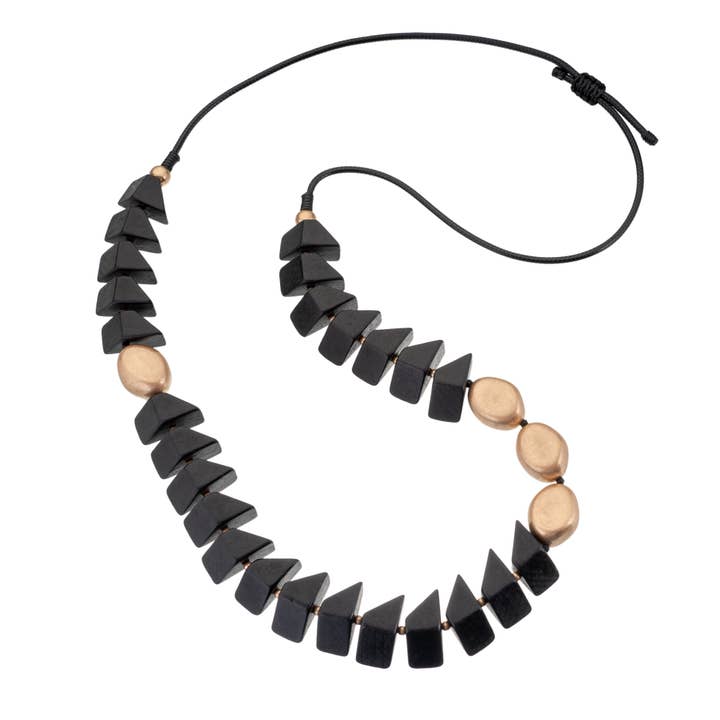 Collana lunga regolabile VERITY con perline geometriche nere per la vendita all'ingrosso da parte di Blue Scarab