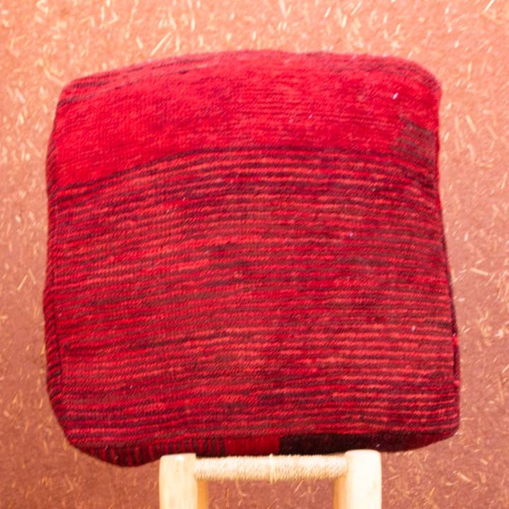 MINIMAL MØNSTER RØD & SORT ULD PUF for engroshandel hos Daridecoo