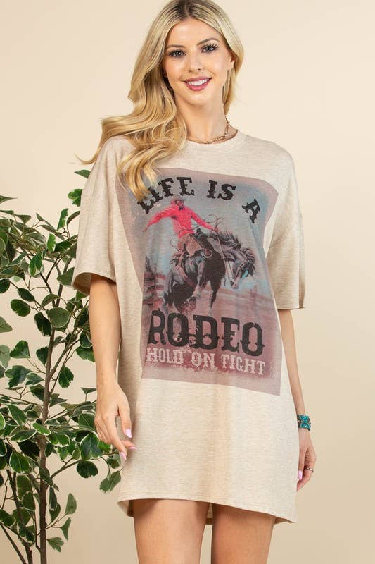 Kamel AV1202-TIANA LIFE IST EIN T-SHIRT-KLEID MIT RODEO-GRAFIK für den Großhandel auf Faire10