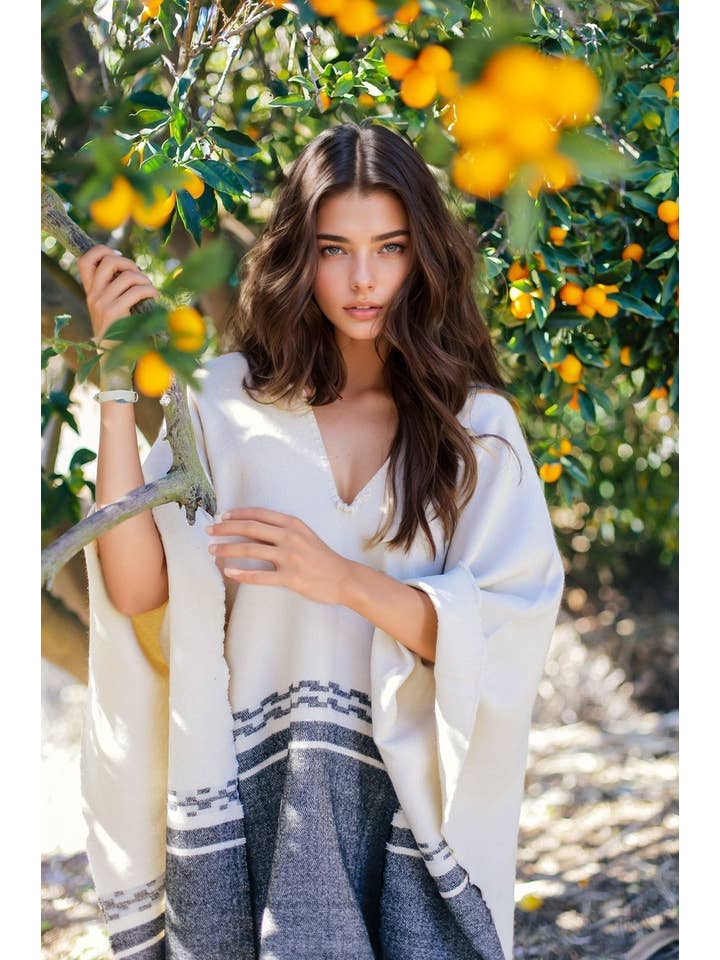 Subtle Luxury – Engroshandel Poncho - Dame – Rolling Stone vævet tæppe poncho