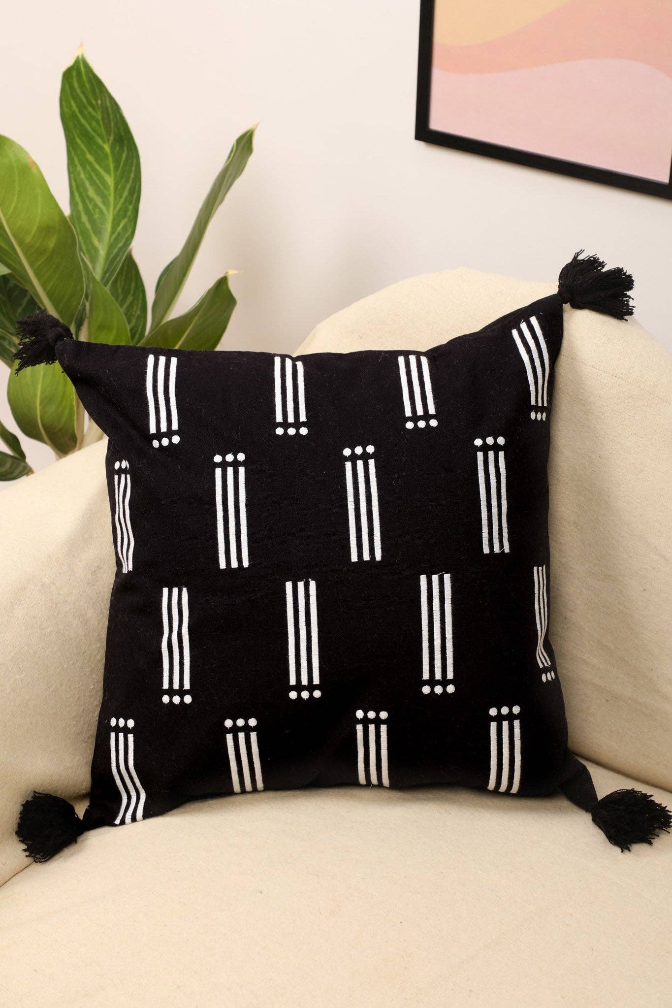 House of cotton – Großhandel Zierkissenbezug – Moderne schwarze Boho-Kissenhülle mit Quasten 45x45 cm – Weißes geometrisches Muster Kissenbezug für Sofa, Couch & Bett – Moderner minimalistischer Baumwoll-Dekokissenbezug - 2er-Pack1