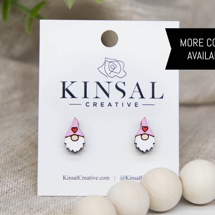 Clous d'oreilles en bois Gnome Heart pour la vente par Kinsal Creative
