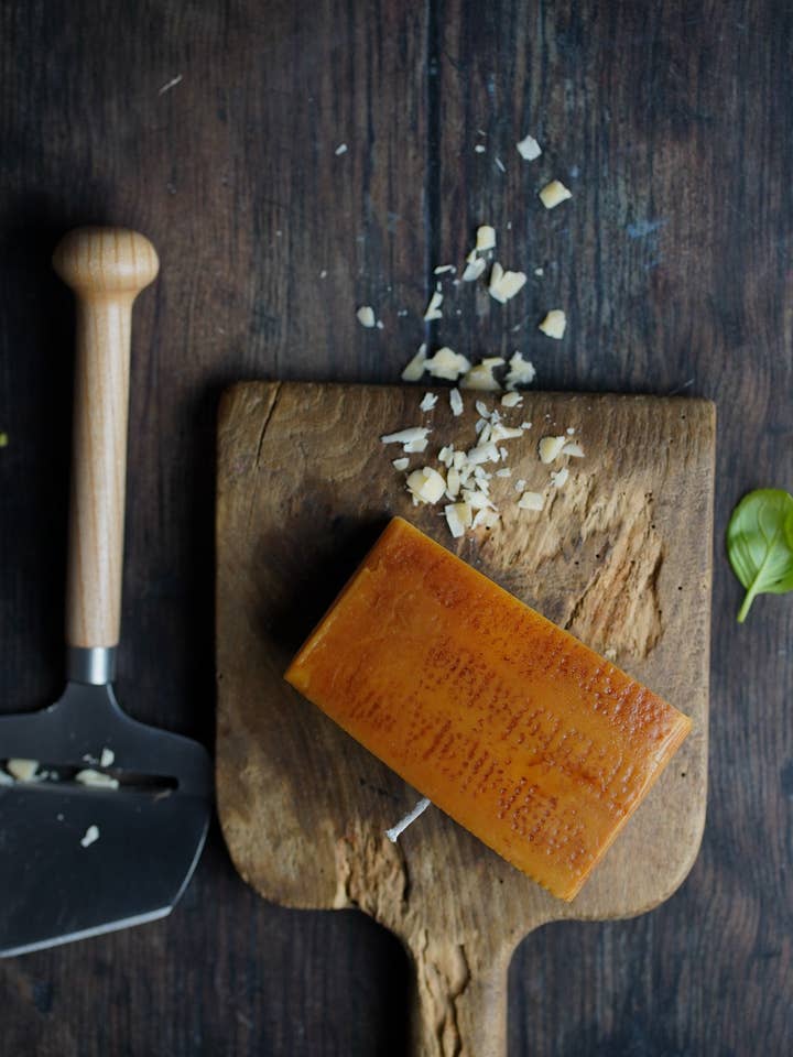 La bougie Parmigiano Reggiano pour la vente par FALLOW CANDLES