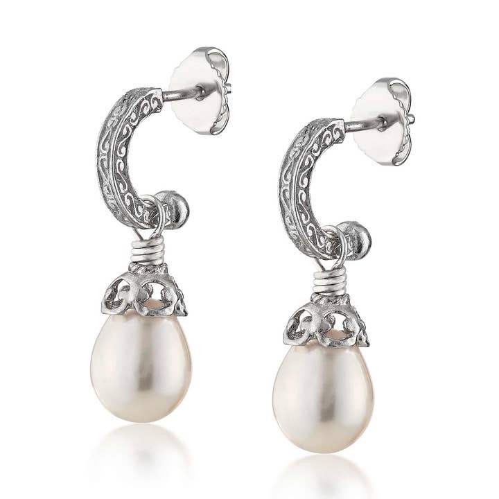 Mini-créoles gravées avec goutte de perles pour la vente par Anatoli Jewelry