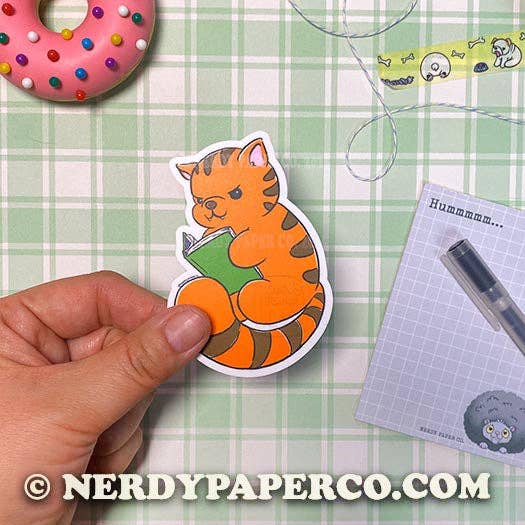 Beschäftigt mit Lesen Suki - Handgezeichneter wasserdichter Vinylaufkleber für den Großhandel von NERDY PAPER CO.