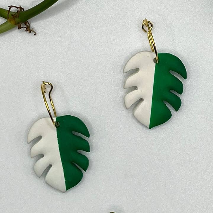 Orecchini a forma di pianta, Monstera Albo Clay, ipoallergenici per la vendita all'ingrosso da parte di The Clay Arches