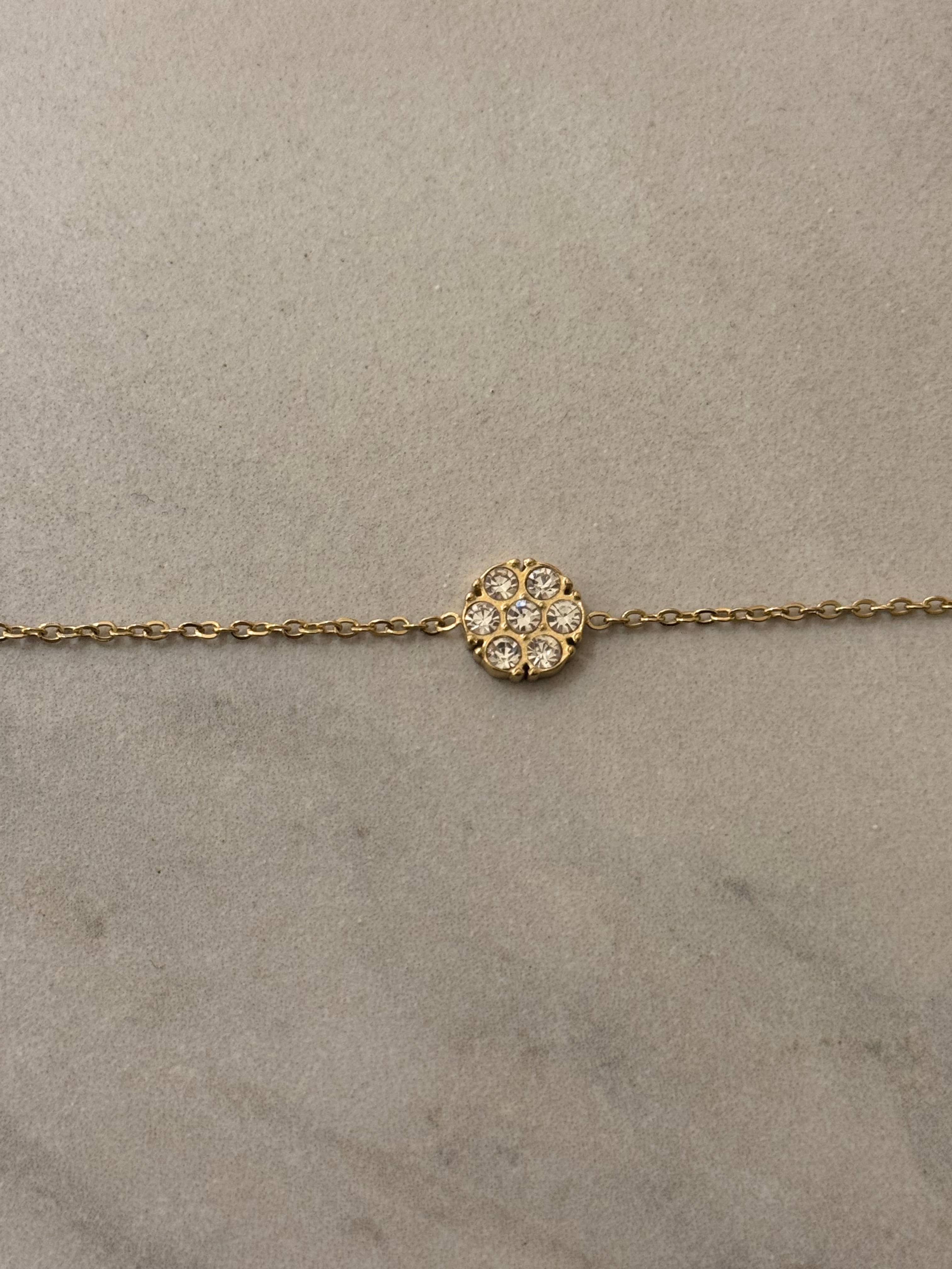 Cassette Barcelona – Engroshandel Armbånd med vedhæng – Blomstret vandtæt armbånd med hvide zirkoner1