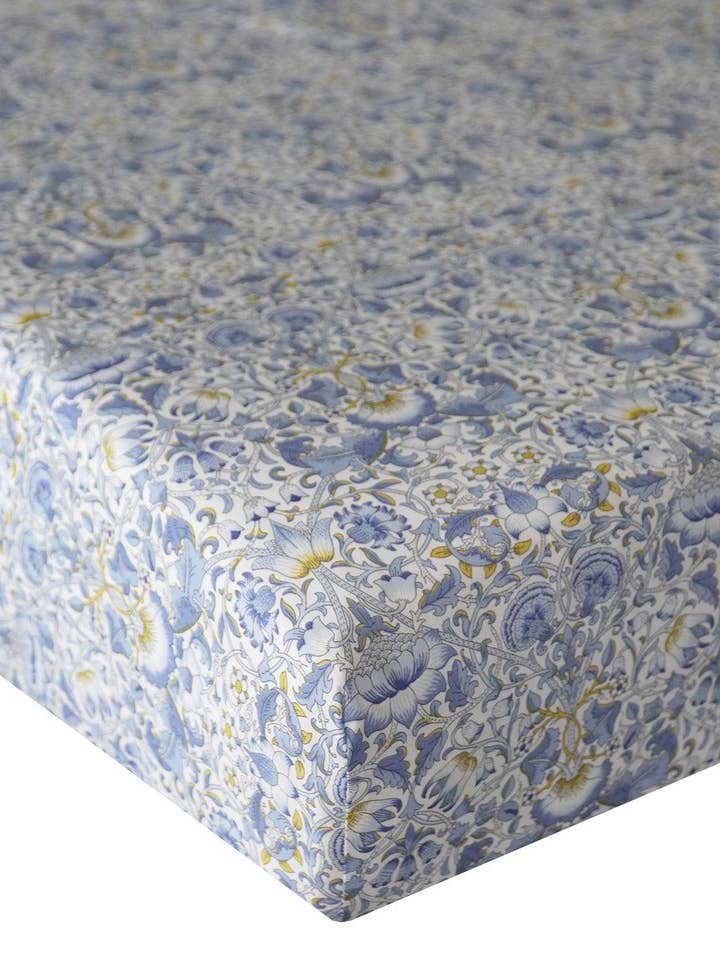 Sábana ajustable hecha con tela Liberty LODDEN CHINA BLUE para venta al por mayor de Coco & Wolf