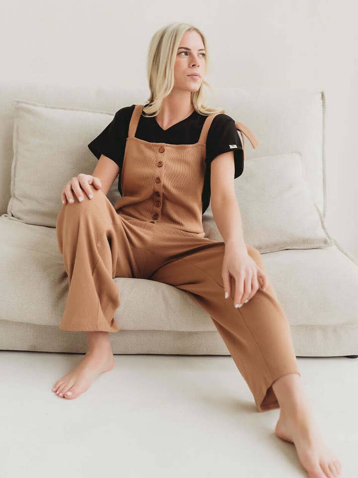 Salopette femme Erin Brown à coupe décontractée pour la vente par Turtledove London