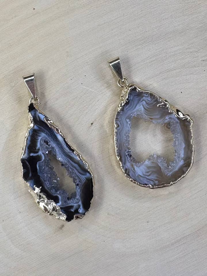 Geode-Anhänger – Dunkle & helle Geoden mit handbemalten Kanten aus 18K Gold für den Großhandel von Aqua Brasil LLC