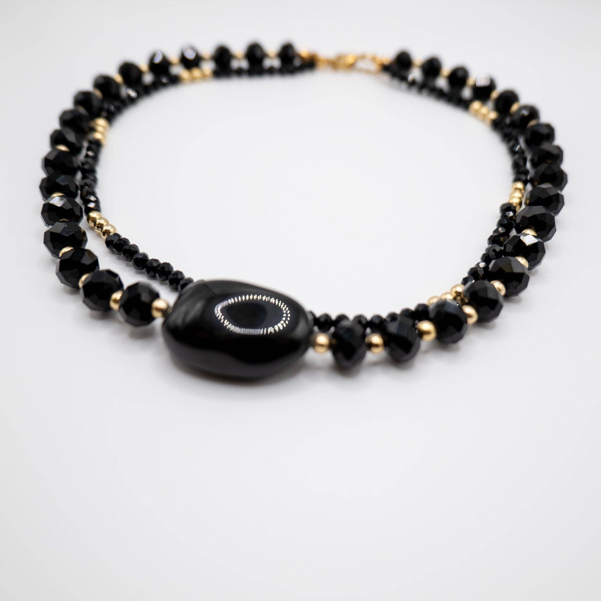 OE! – Engroshandel Perlehalskæde – LAVA - Halskæde med Obsidiansten og krystaller3