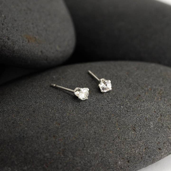 Lotus Stone Jewelry - Vendita all'ingrosso Orecchini a bottone - Piccoli orecchini a bottone in zaffiro bianco