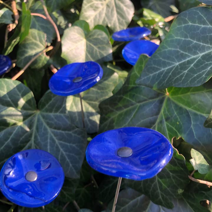 CARNEOL GLASS - Wholesale Garden/Lawn Stake - Small Glass Flower For Outside In L.Blue0