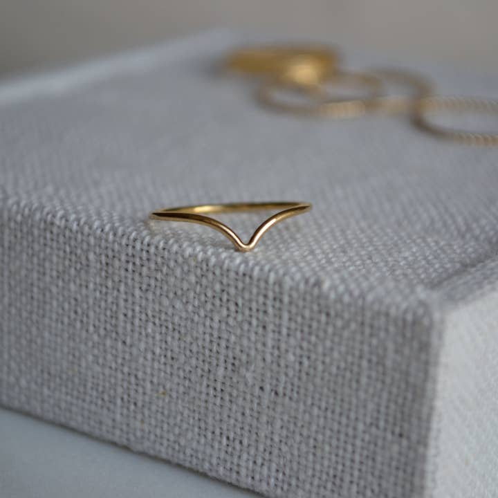 Kolera Jewellery – Großhandel Band/Stapelring – Dünner Gold Chevron Ring, Gold V Ring, zierlicher Goldring, Dünner Goldring, 14 Karat Gold gefüllter Ring, Gold gefüllter Chevron-Ring, Einfacher Goldring