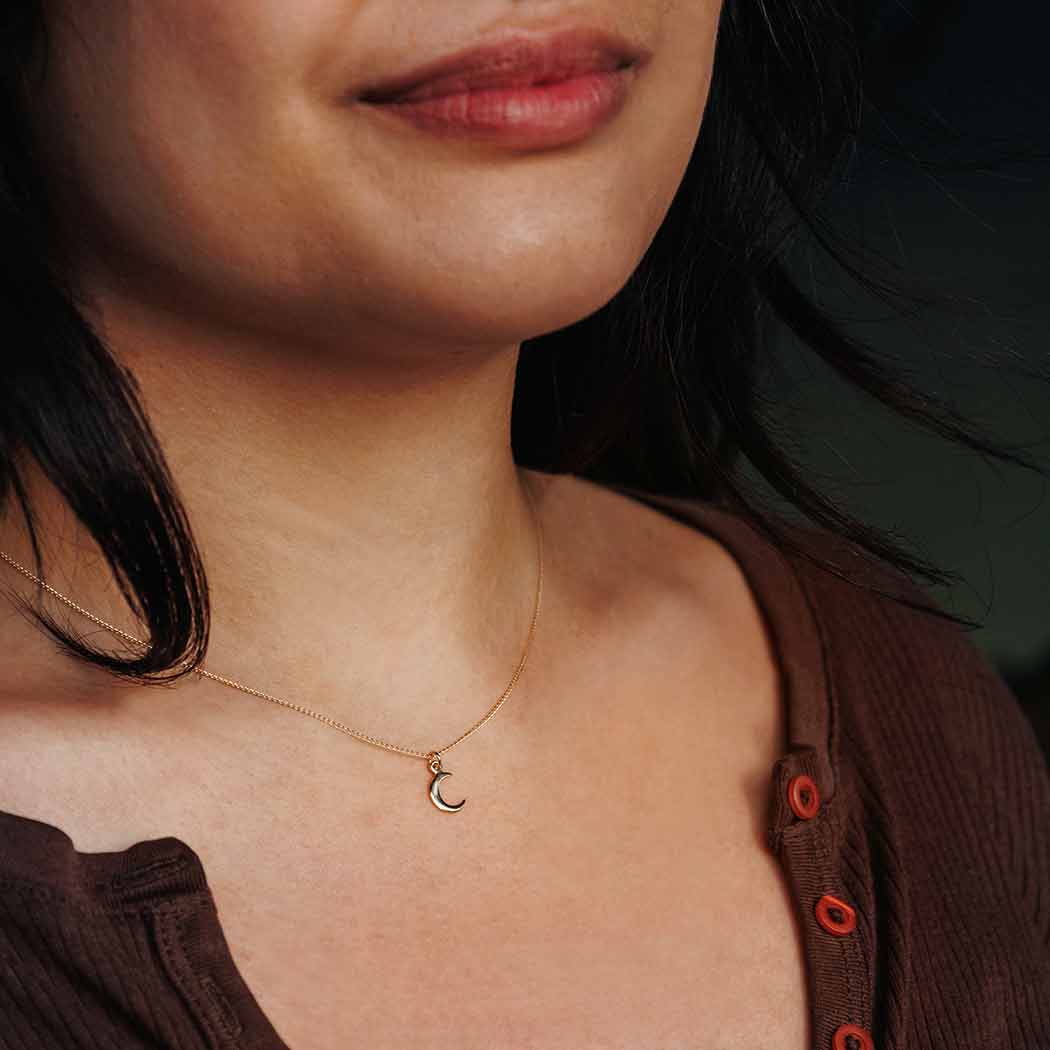 Nina Designs – wholesale Hänge-/berlockhalsband – Halsband i massivt 14K guld med måne.1