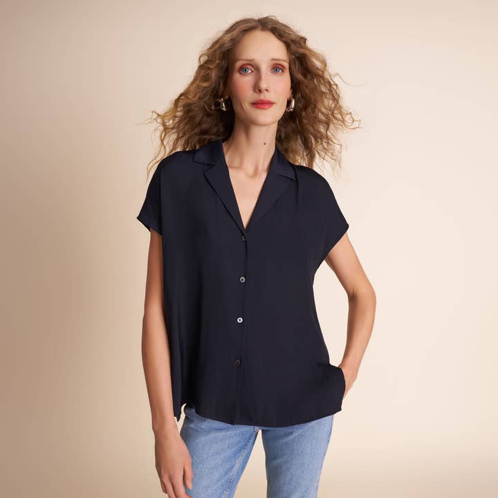 Chemise Halia à col cubain - Eco Drape :: Bleu marine foncé pour la vente par M.M.LaFleur