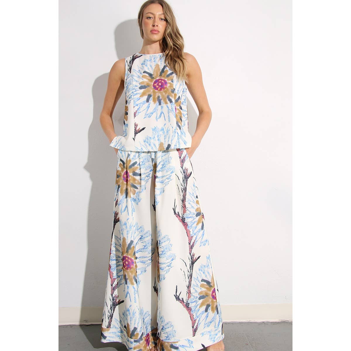 MULTI MOUWLOZE TOP- EN BROEKSET MET ZONNEBLOEMPRINT voor groothandel op Faire16