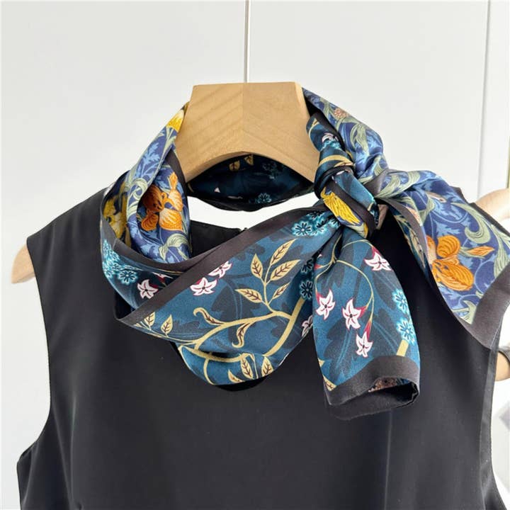 Écharpe en soie de mûrier à fleurs bleues réversible | Ruban long doux et romantique pour la vente par SueSilkHK