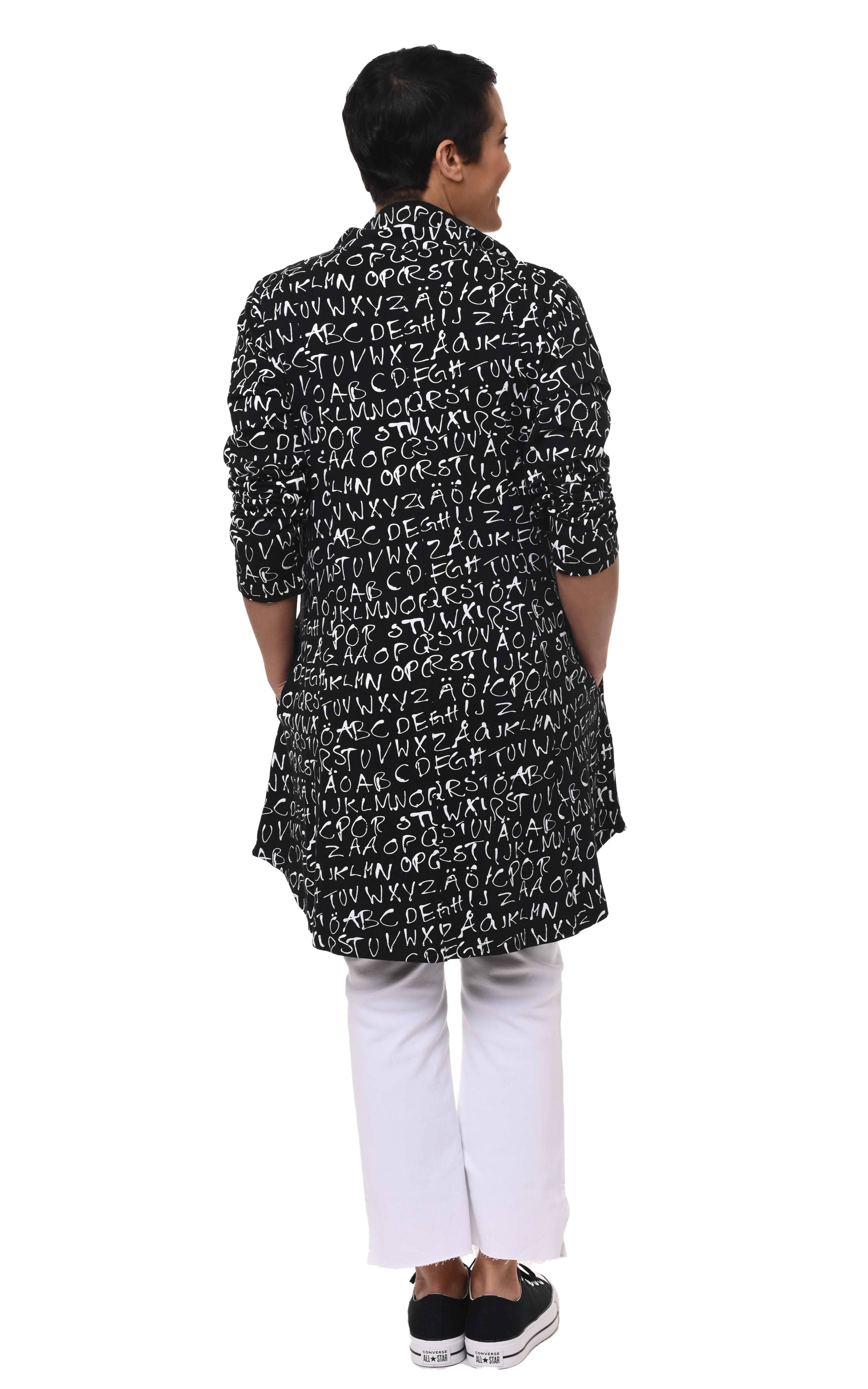 Tulip Clothing – Engroshandel Skjorte med buttondown – til kvinder – L560 Wynnie i Sort Alfabet Suppe*3