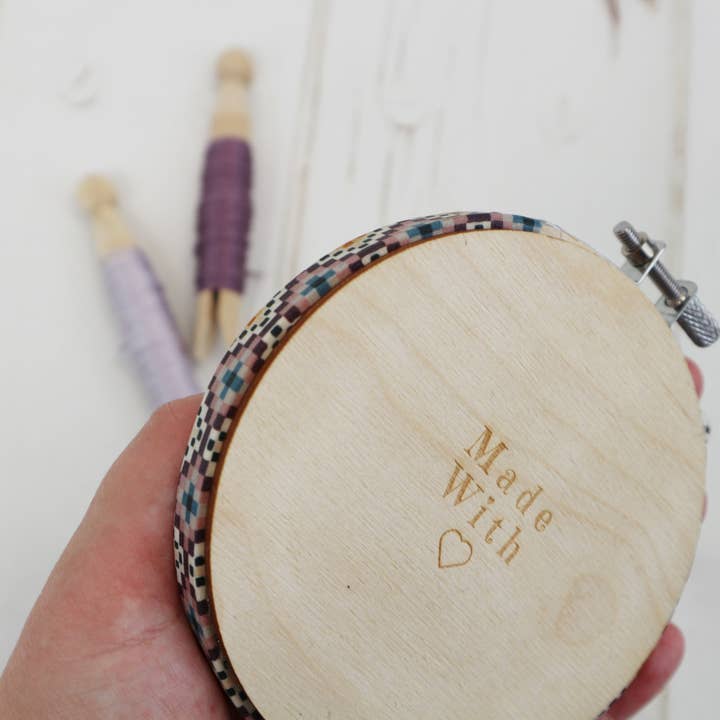 Stitchkits Crafts - Vendita all'ingrosso Attrezzatura per ricamo/punto croce - Kit punto croce geometrico con cornice a telaio da ricamo viola da 4 pollici2