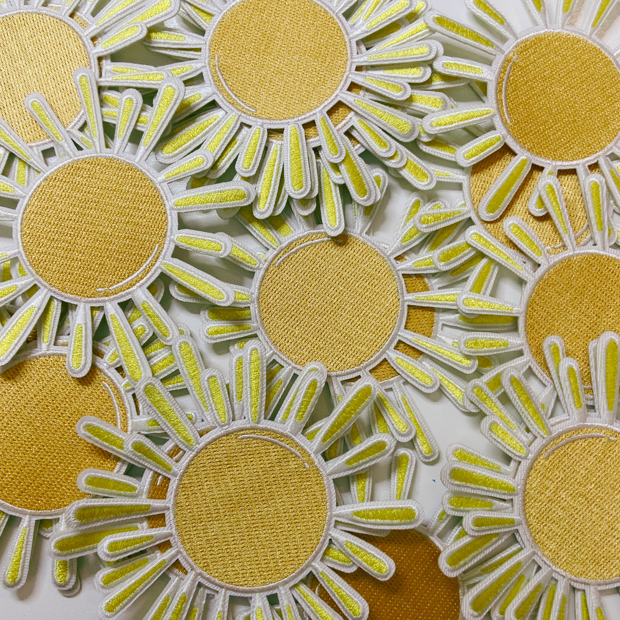 TEELUX – wholesale Lapp – 3,5" SUNSHINE - Broderad hattlapp (version 2)3