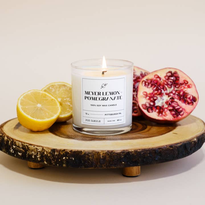 Meyer Lemon + Granatæble (lille/12 oz) for engroshandel hos PGH Candle