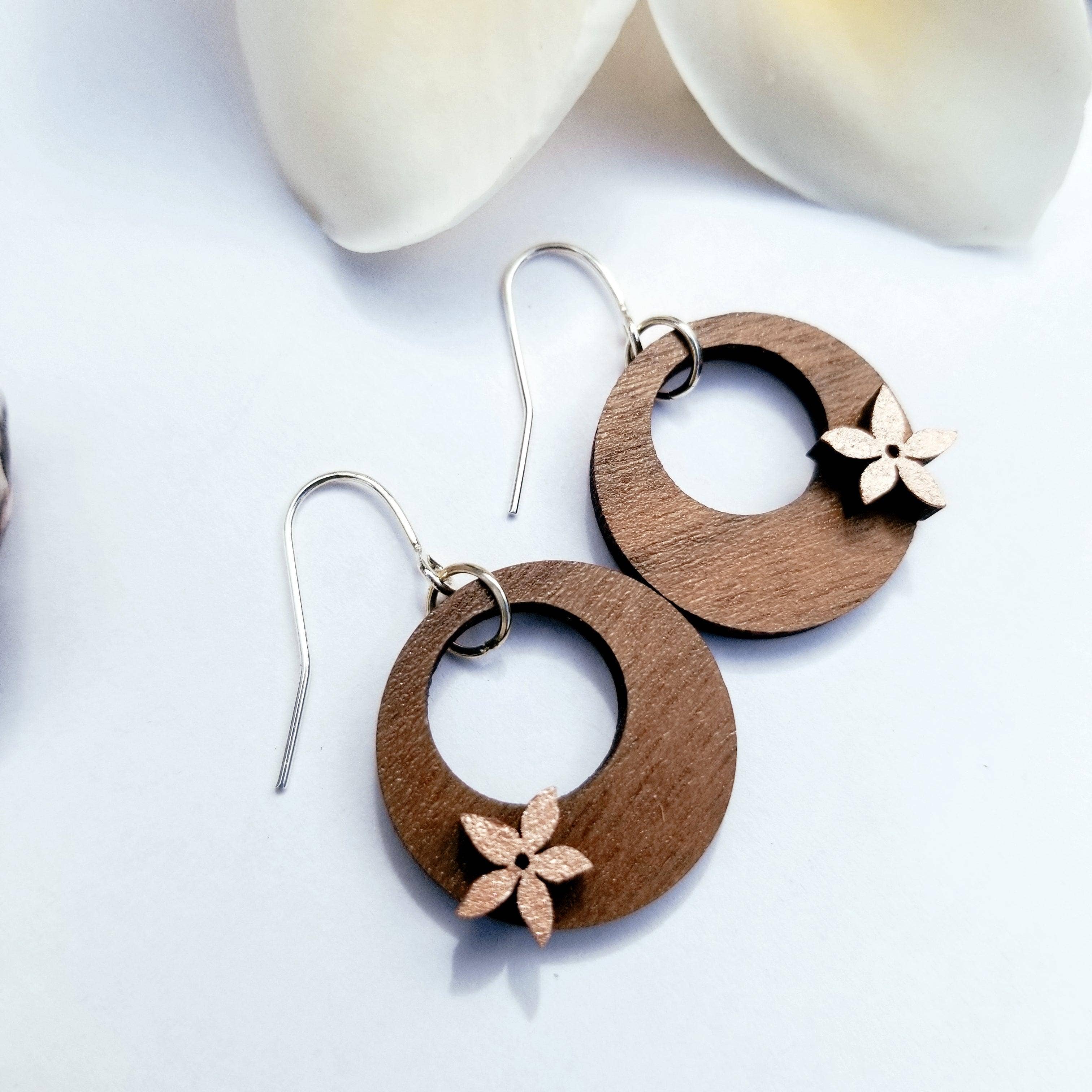 Solshine and Co - Vente Boucles d'oreilles pendantes - Petites boucles d'oreilles rondes en pua peintes à la main0