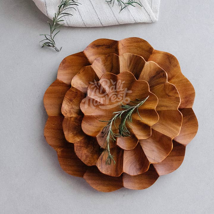 Handgefertigtes Set aus wiederverwendeten Teakwurzel-Holztellern (Blumenform) für den Großhandel von Bali Harvest