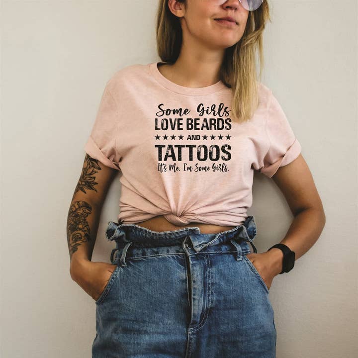Camiseta Some Girls Love Beards & Tattoos por atacado de Peach Closet