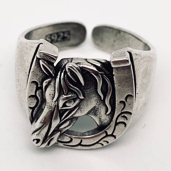 Bague vintage fer à cheval avec tête de cheval pour la vente par Mio Queena