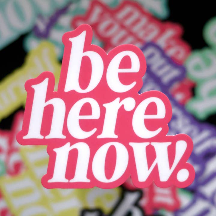 Autocollant "Sois ici maintenant" | Mots d'encouragement pour la vente par Very Pun Stuff