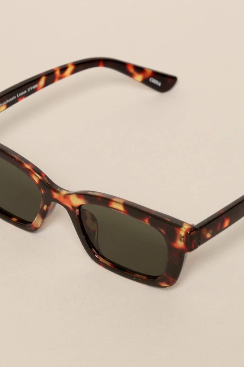 12 BLANDADE FÄRG Solglasögon för kvinnor med rektangulärt bågformat glas för wholesale på Faire10