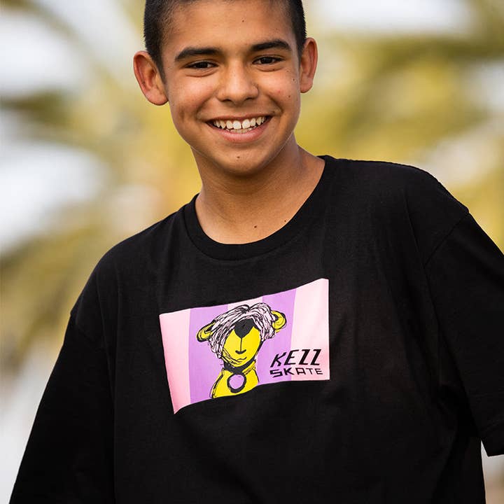 Maglietta Raggedy Arthur in edizione limitata (rosa/nera) per la vendita all'ingrosso da parte di Kezz Skate