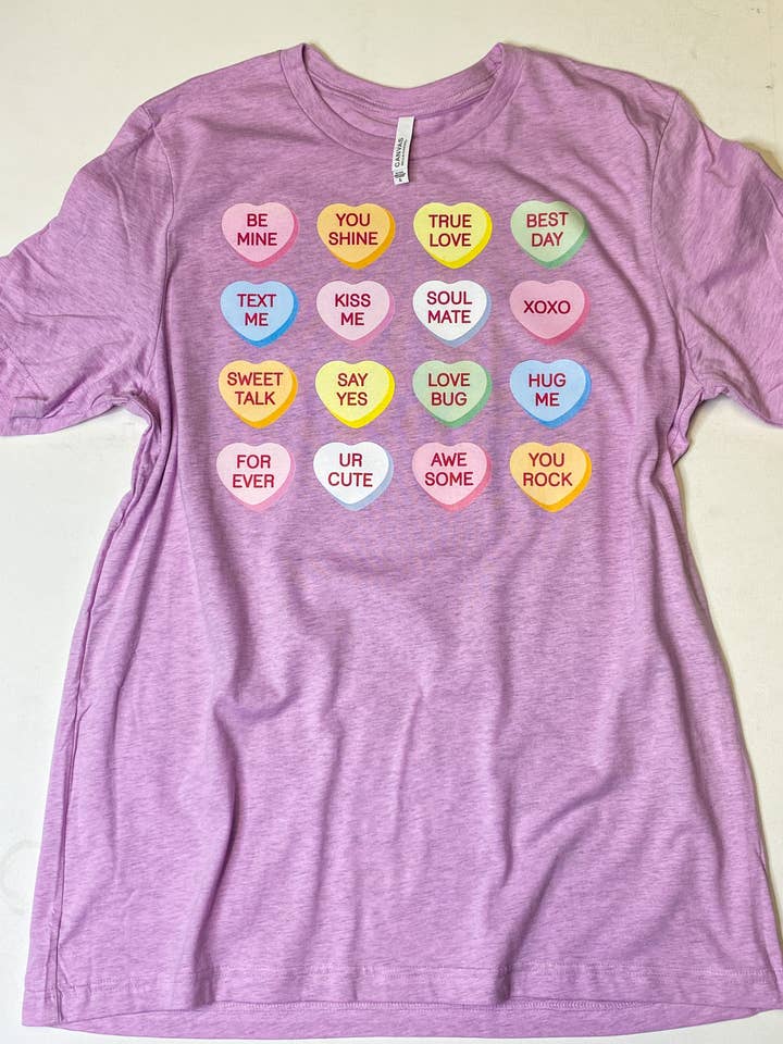 T-shirt graphique Conversation Hearts (PLUSIEURS COULEURS) pour la vente par Wild Stella Wholesale
