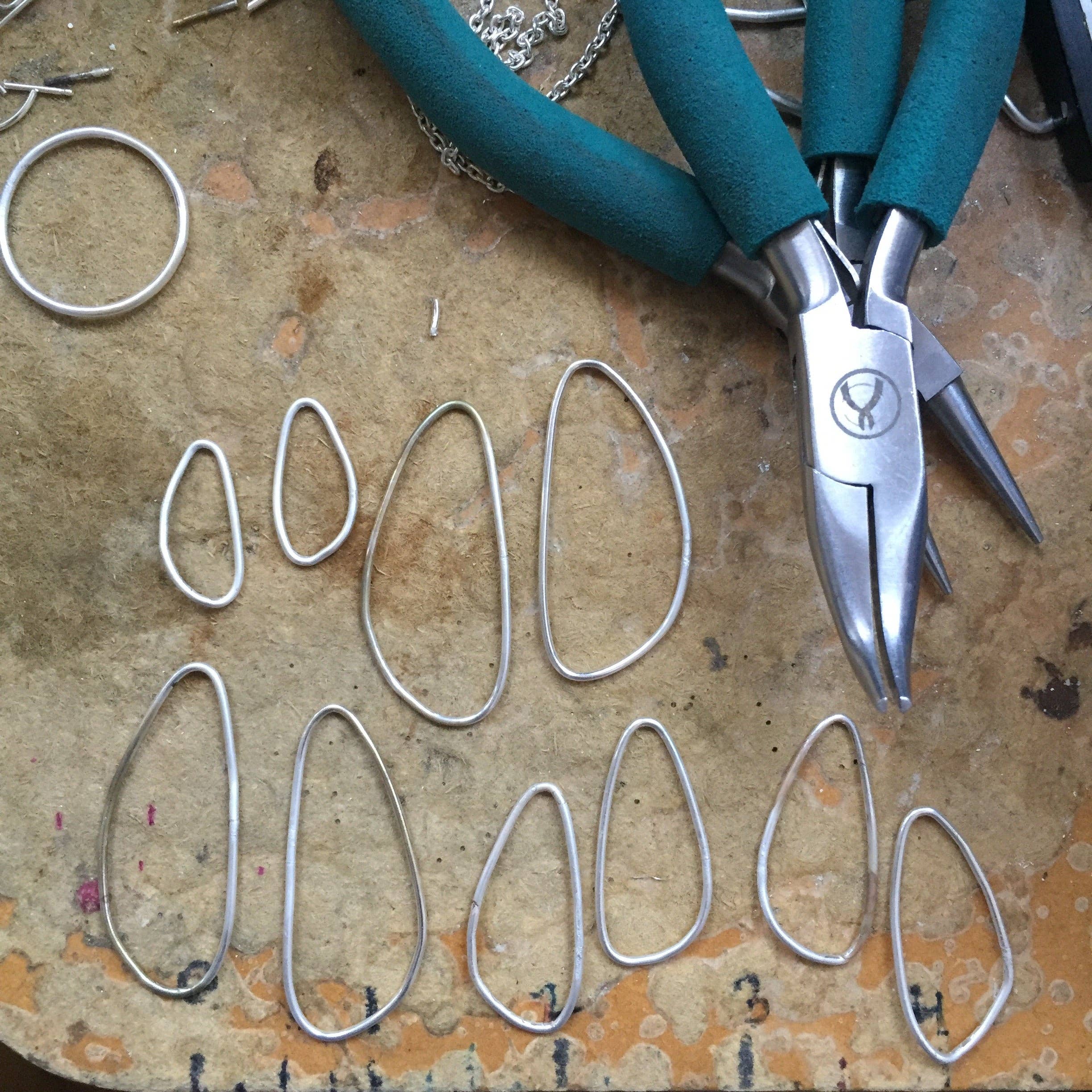 Shepherd’s Run Jewelry - Vendita all'ingrosso Orecchini a bottone - Borchie ovali organiche, riempimento in oro giallo 14k3