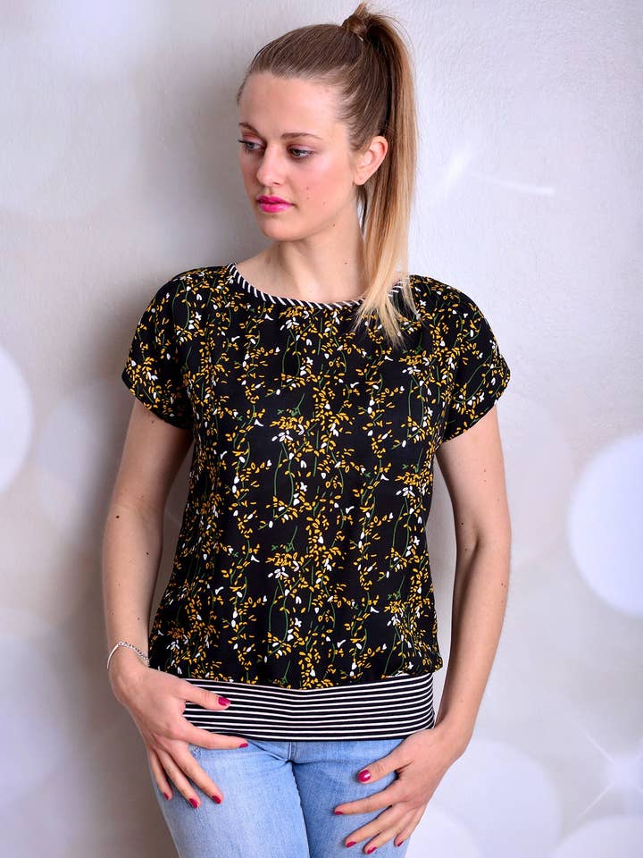 Stadtkind Potsdam – Großhandel Bluse – Damen – Bluse CARLA schwarz tiefer Rückenausschnitt gelb Schleife Streifen Blumen von STADTKIND POTSDAM1