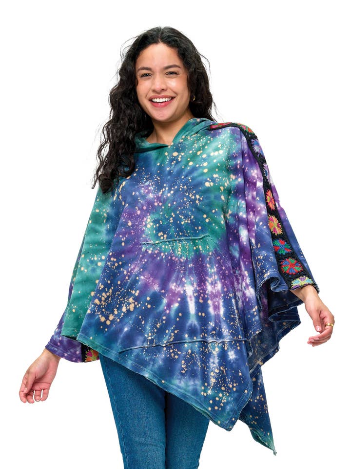 SALDI Poncho Galaxy Tie Dye con bordo all'uncinetto (Prezzo regolare $22) per la vendita all'ingrosso da parte di Yak & Yeti