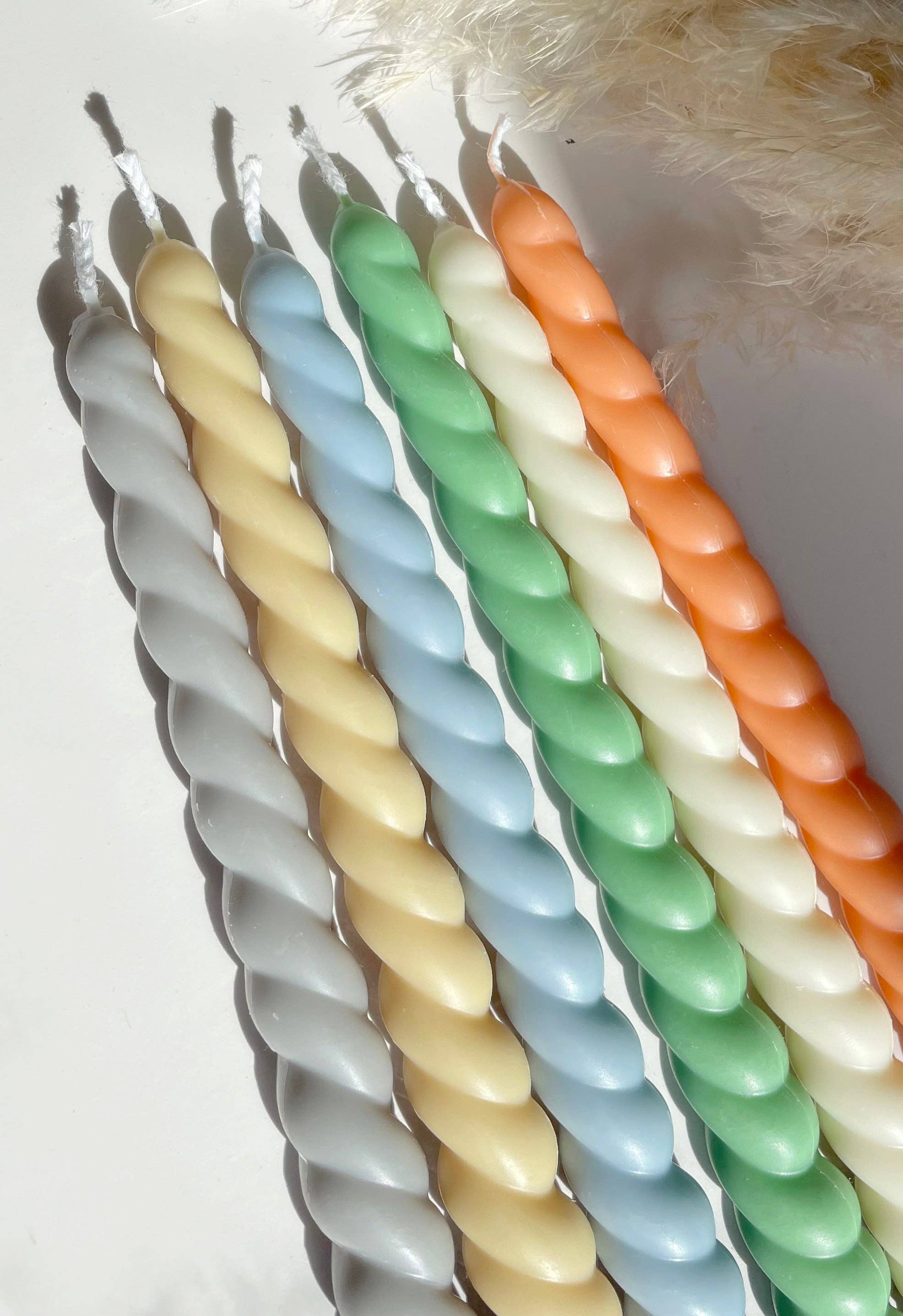 LA AROMA CANDLE CO. - Vendita all'ingrosso Candele cilindriche/candelieri - Candele Affusolate Strette e Ritorte 11 1/4'' (Un Paio)2