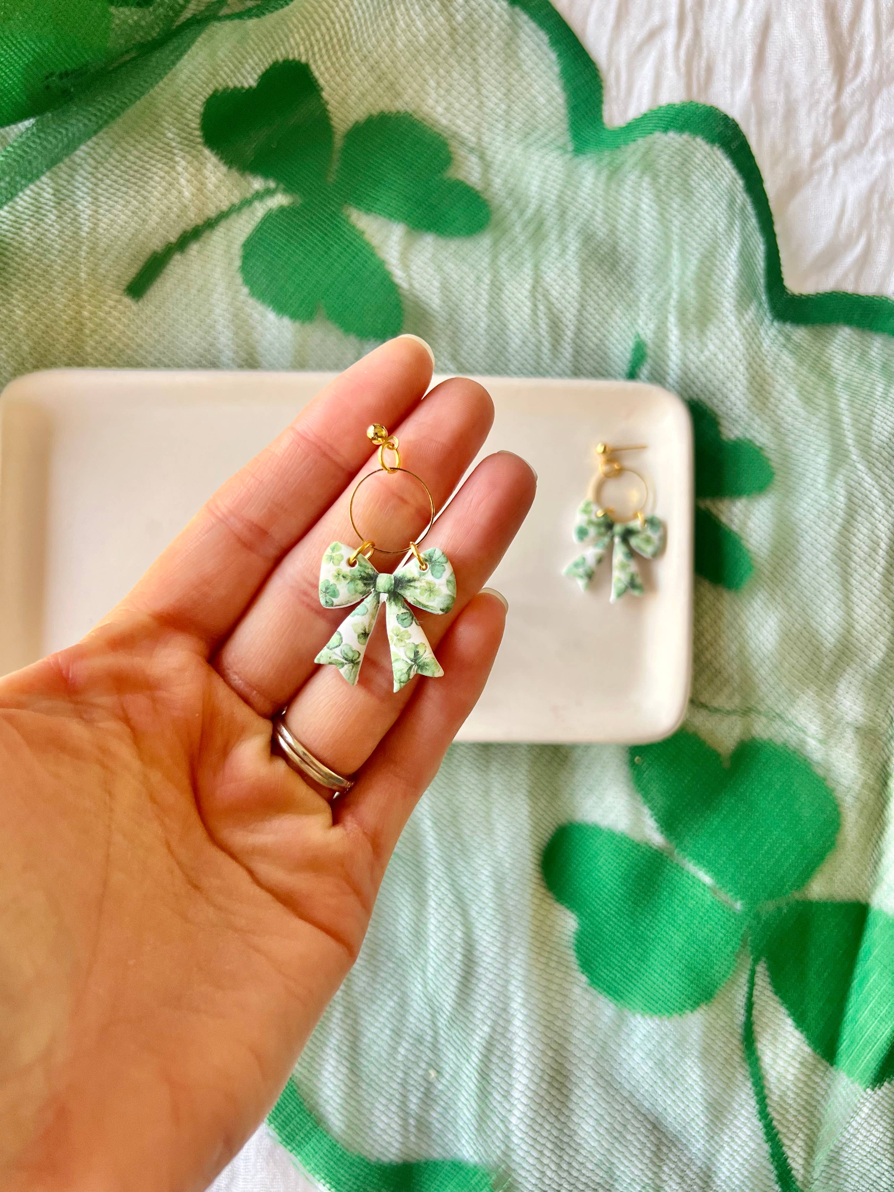 SeizeTheClayJewelry - Vente Boucles d'oreilles pendantes - Boucles d'oreilles nœud trèfle, Boucles d'oreilles nœud trèfle à quatre feuilles, Nœud porte-bonheur1