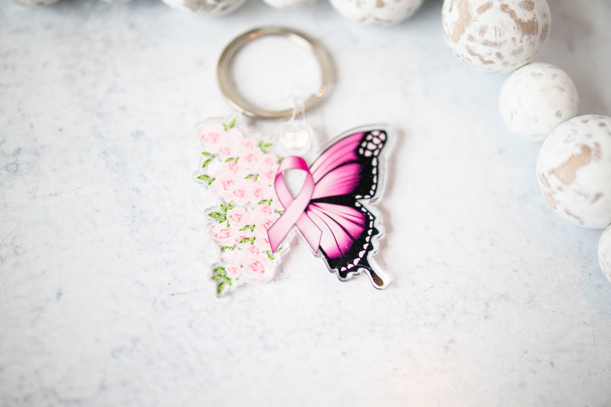 Savannah and James Co – wholesale Nyckelringar - Dam – Bröstcancer fjäril akryl nyckelring, 2"1