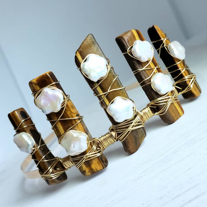 Diadème ou couronne en pierres précieuses - Œil de tigre et perle d'eau douce - Fleur pour la vente par Divine Dragon Designs