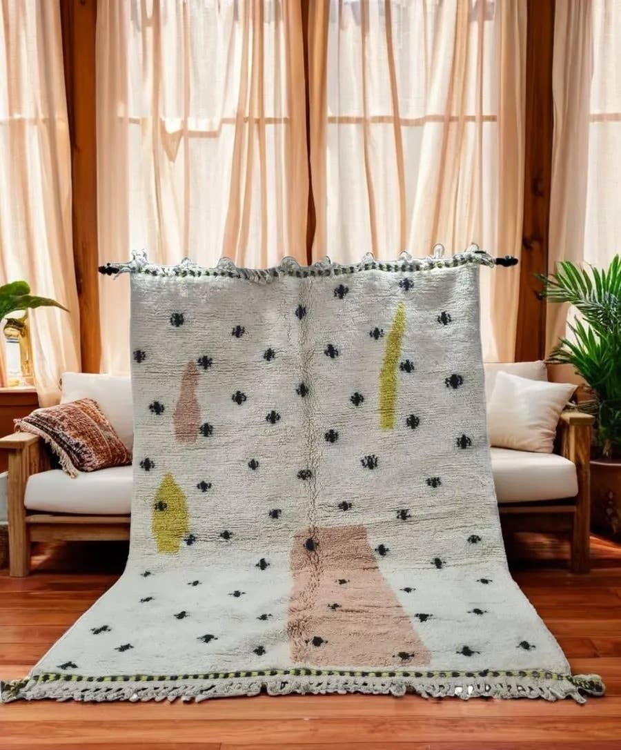 BohoVibeCraft – Großhandel Teppichvorleger – Abstrakter marokkanischer Wollteppich mit Paillettenfransen | Boho-Dekor0